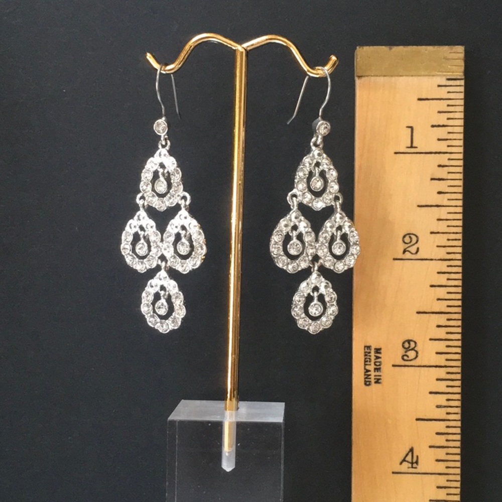 VINTAGE Metallic silver statement earrings pierced chandelier rhinestones
Luxe - Picture 7 of 9